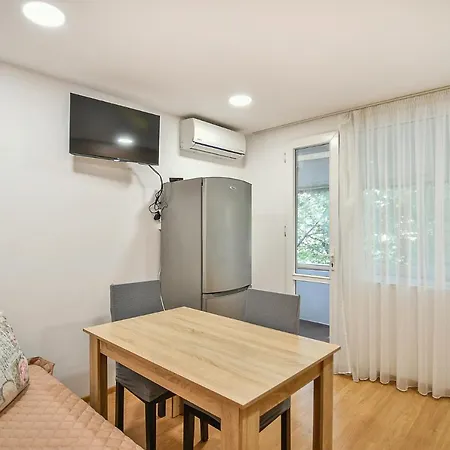 아파트 Hideout In Heart Of With Wifi *